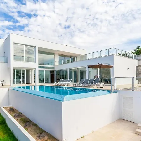 Villa Guia Sleeps 8 Pool Air Con Wifi