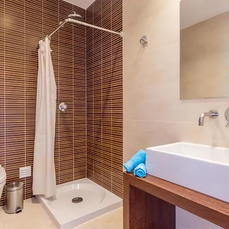 Guia Sleeps 8 Pool Air Con Wifi Villa