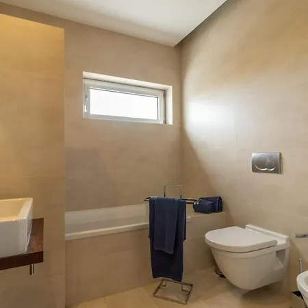 Villa Guia Sleeps 8 Pool Air Con Wifi